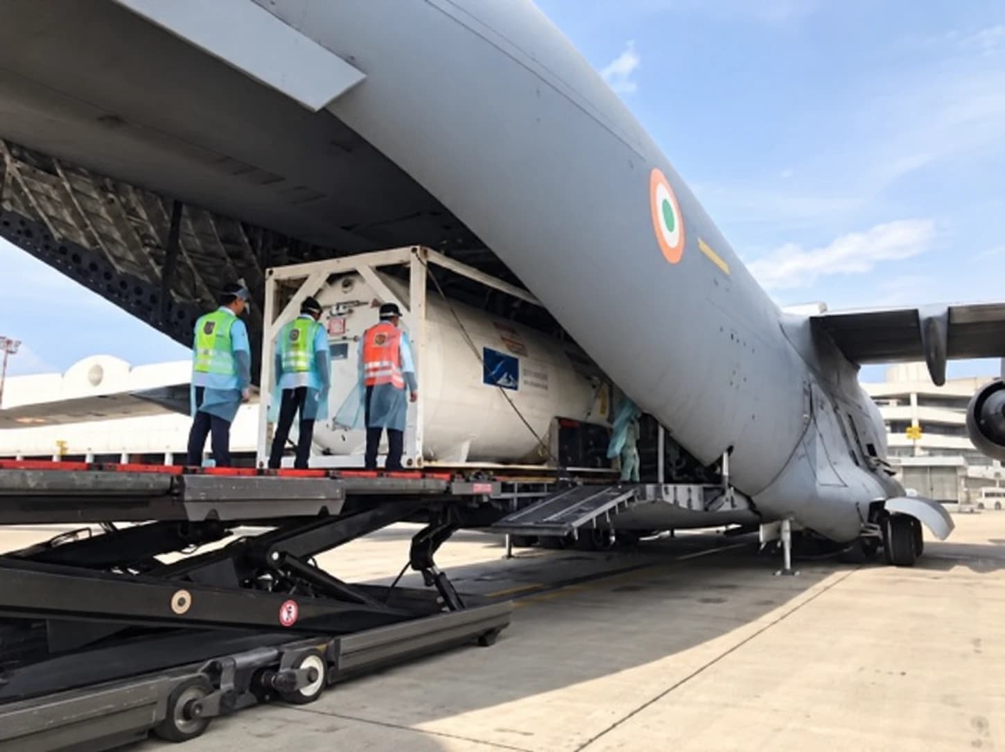 Tank loading at the aircraft ramp