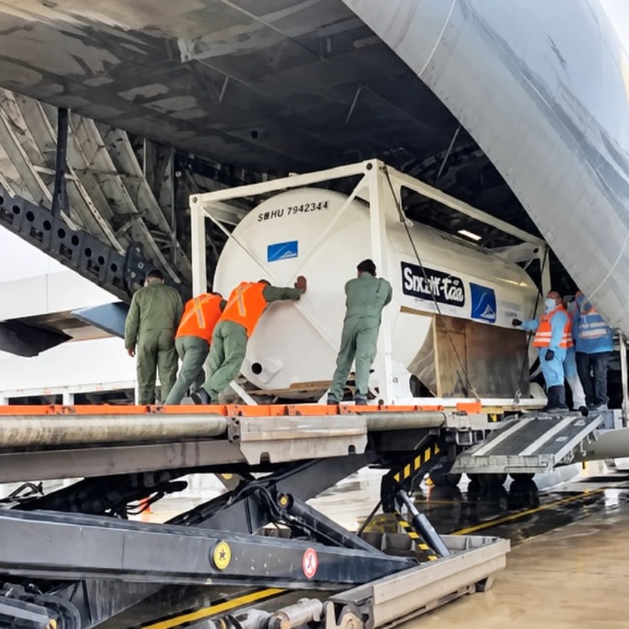 Ground handling beside the aircraft