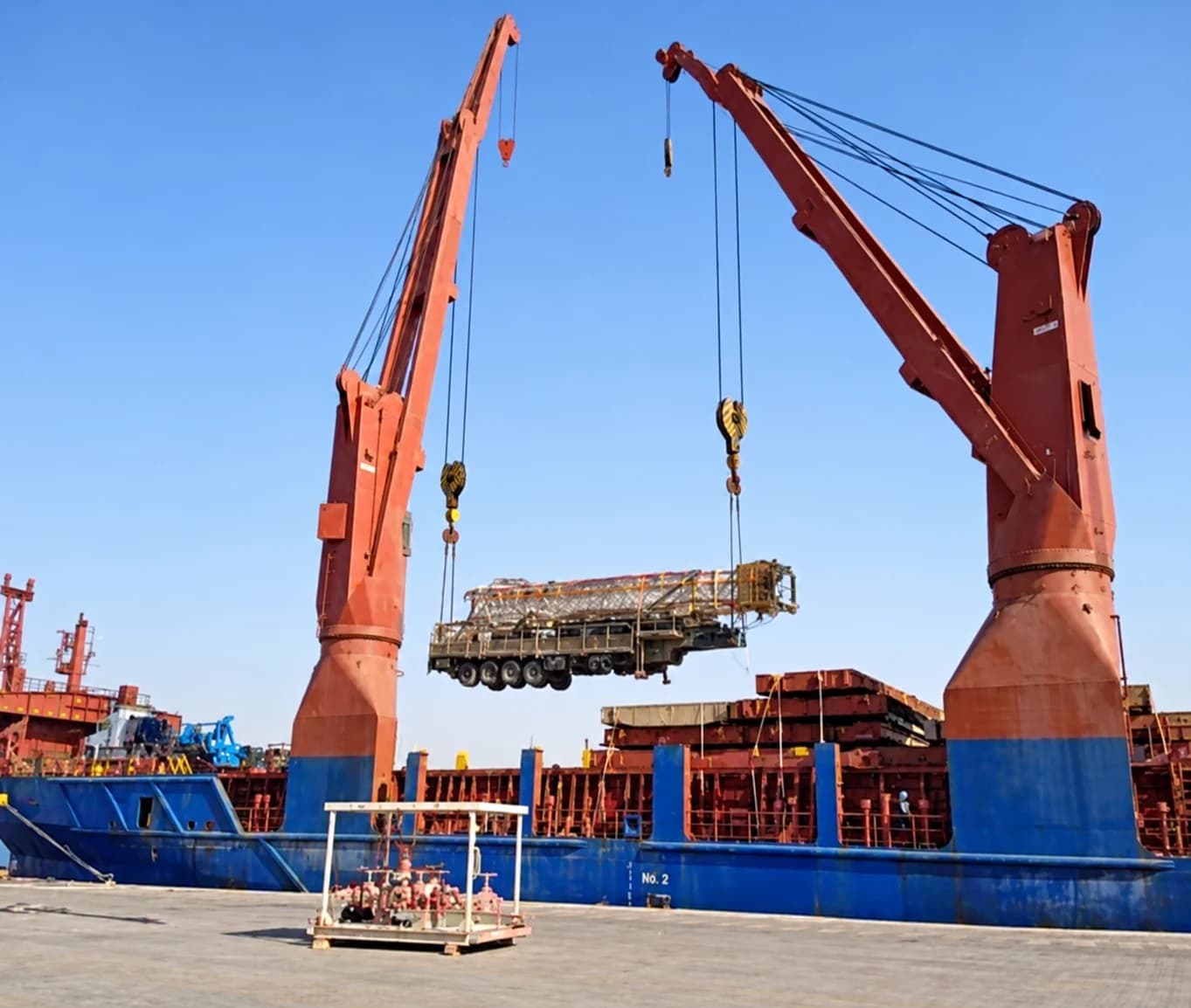 Tandem lift onto the vessel