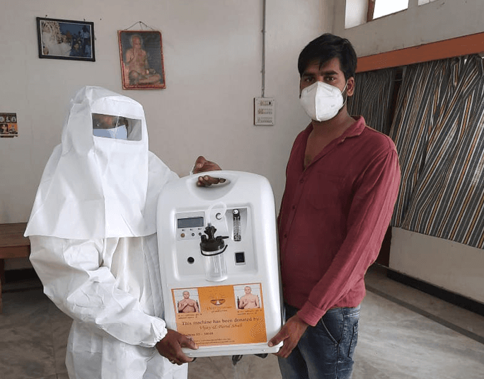 Handover of an oxygen concentrator to a person wearing protective equipment